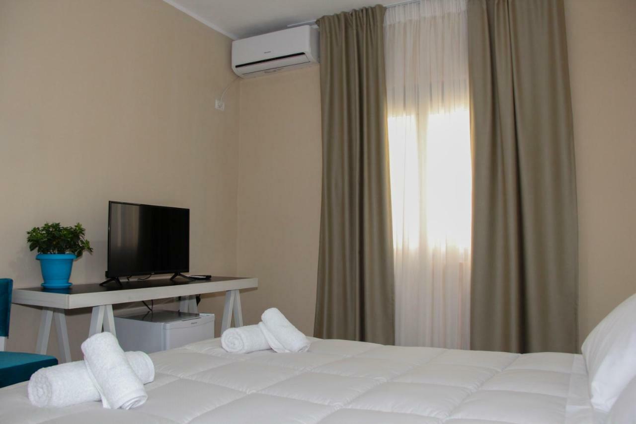 Sunrise Hotel Sarandë Esterno foto